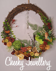Fairy rattan wreath with glitter winged fairy in floral setting. decor gift for fairy lovers. Christmas, gifts, decor, special gifts.
28cm by 23cm
Detailed with fairy, resin faceted crystal.  Pot pourri and dried flowers, crystal hanging.