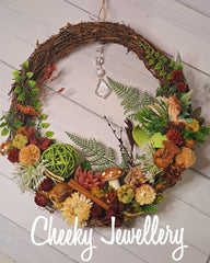 Fairy rattan wreath with glitter winged fairy in floral setting. decor gift for fairy lovers. Christmas, gifts, decor, special gifts.
28cm by 23cm
Detailed with fairy, resin faceted crystal.  Pot pourri and dried flowers, crystal hanging.