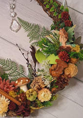 Fairy rattan wreath with glitter winged fairy in floral setting. decor gift for fairy lovers. Christmas, gifts, decor, special gifts.
28cm by 23cm
Detailed with fairy, resin faceted crystal.  Pot pourri and dried flowers, crystal hanging.