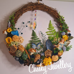 Fairy rattan wreath with glitter winged fairy in floral setting. decor gift for fairy lovers. Christmas, gifts, decor, special gifts.
28cm by 23cm
Detailed with fairy, resin faceted crystal.  Pot pourri and dried flowers, crystal hanging.