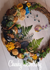Fairy rattan wreath with glitter winged fairy in floral setting. decor gift for fairy lovers. Christmas, gifts, decor, special gifts.
28cm by 23cm
Detailed with fairy, resin faceted crystal.  Pot pourri and dried flowers, crystal hanging.