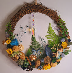 Fairy rattan wreath with glitter winged fairy in floral setting. decor gift for fairy lovers. Christmas, gifts, decor, special gifts.
28cm by 23cm
Detailed with fairy, resin faceted crystal.  Pot pourri and dried flowers, crystal hanging.