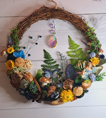Fairy rattan wreath with glitter winged fairy in floral setting. decor gift for fairy lovers. Christmas, gifts, decor, special gifts.
28cm by 23cm
Detailed with fairy, resin faceted crystal.  Pot pourri and dried flowers, crystal hanging.