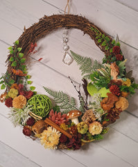 Fairy rattan wreath with glitter winged fairy in floral setting. decor gift for fairy lovers. Christmas, gifts, decor, special gifts.
28cm by 23cm
Detailed with fairy, resin faceted crystal.  Pot pourri and dried flowers, crystal hanging.